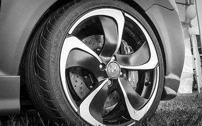 Detailaufnahme einer hochwertigen Hyundai-Felge mit Reifen, sichtbar sind auch die Bremsanlage und die Lauffläche des Reifens.